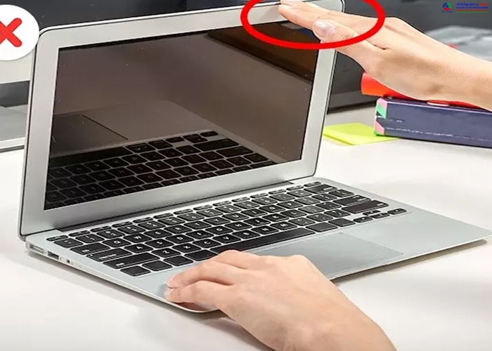 Nguyên nhân khiến bản lề hư hỏng và cần thay bản lề laptop mới